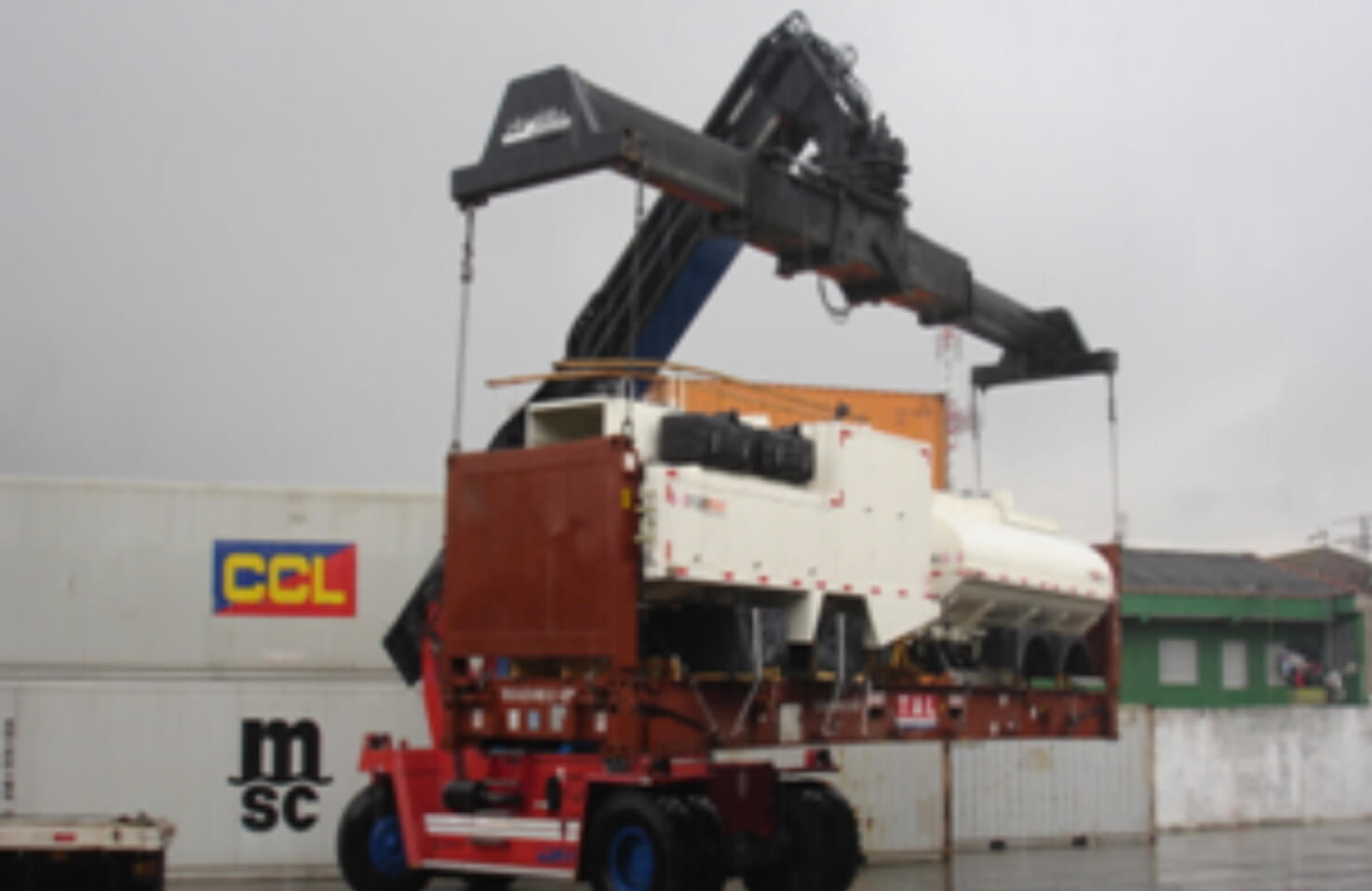 Empilhadeira com patola, garra para bobina e garra para tambor | Transportadora Navegantes